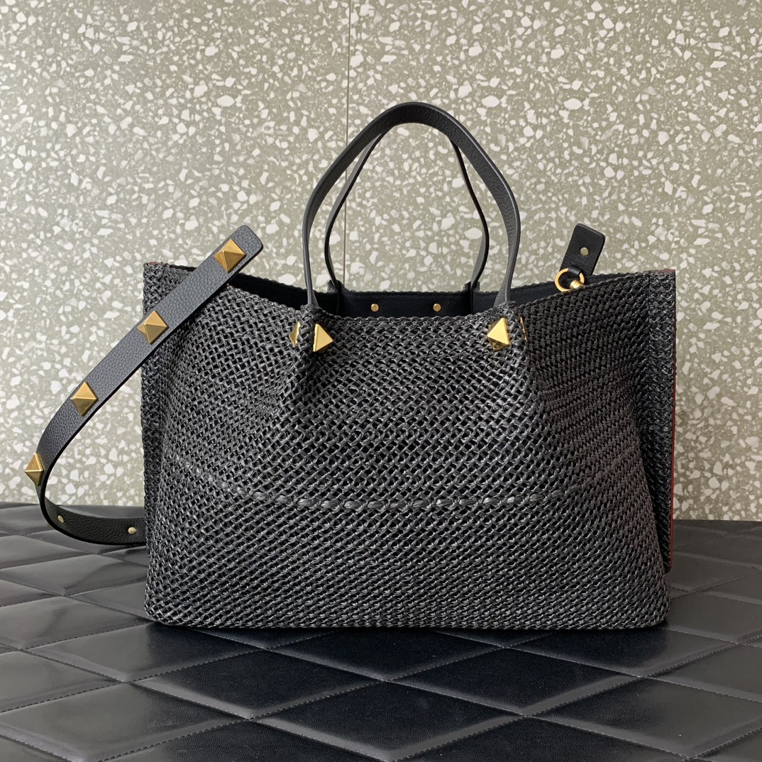 Valentino Garavani Medium Shoulder Bag in Black Synthetic Raffia 